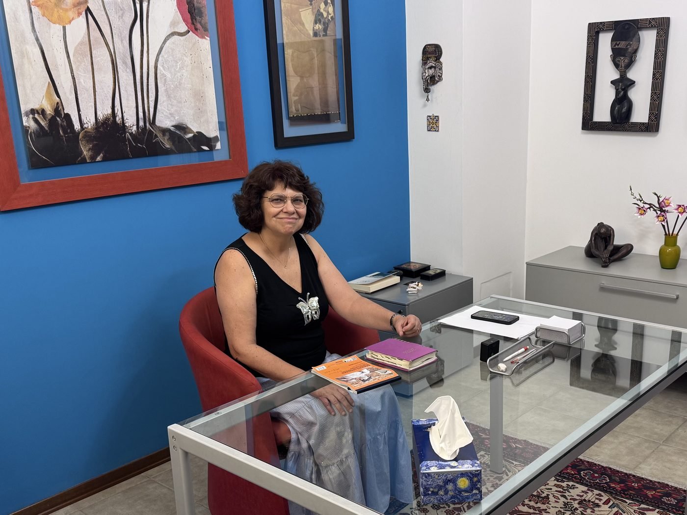 Dr. Elena Izard, English-speaking psychotherapist, in her consulting room in central Turin