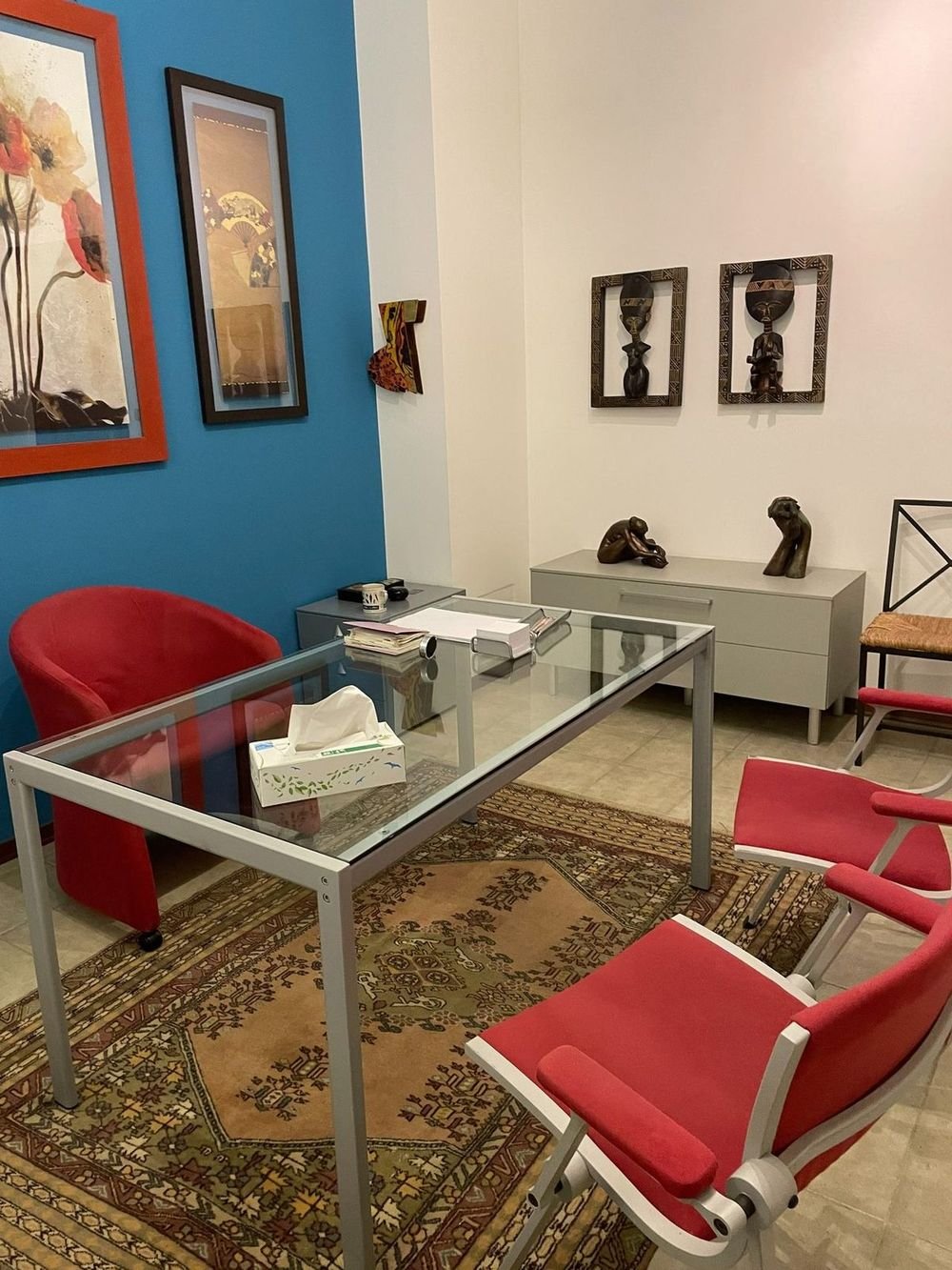 Lo studio della Dott.ssa Izard con la parete azzurra